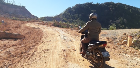Đường bị đất đá vùi lấp nhiều tháng chưa khắc phục ảnh 5