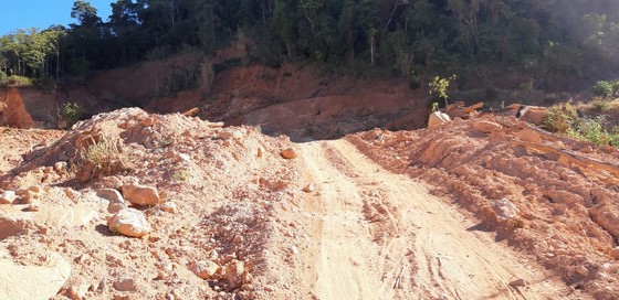 Đường bị đất đá vùi lấp nhiều tháng chưa khắc phục ảnh 7
