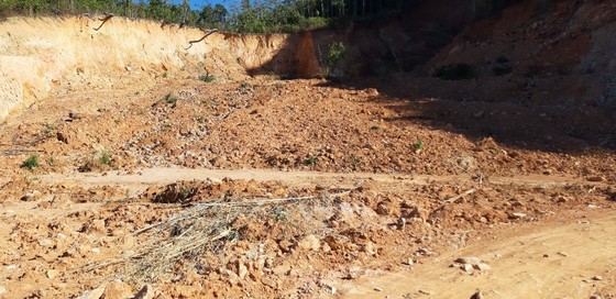 Đường bị đất đá vùi lấp nhiều tháng chưa khắc phục ảnh 9