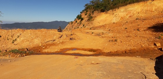 Đường bị đất đá vùi lấp nhiều tháng chưa khắc phục ảnh 12