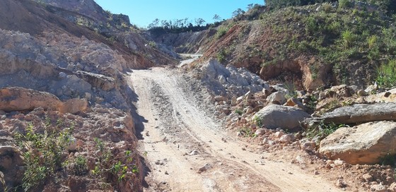 Đường bị đất đá vùi lấp nhiều tháng chưa khắc phục ảnh 13