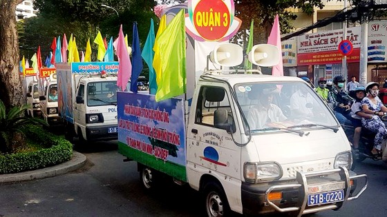 Khó xử lý người dân câu cá trên kênh Nhiêu Lộc ảnh 1