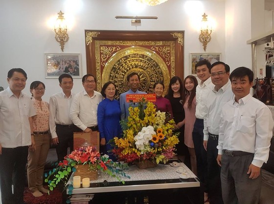 Lãnh đạo TPHCM thăm, chúc mừng Giáng sinh các vị trí thức, chức sắc công giáo ảnh 2
