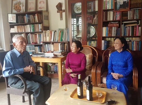 Lãnh đạo TPHCM thăm, chúc mừng Giáng sinh các vị trí thức, chức sắc công giáo ảnh 1