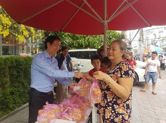 Ấm lòng những suất cơm từ thiện ngày rằm ảnh 2