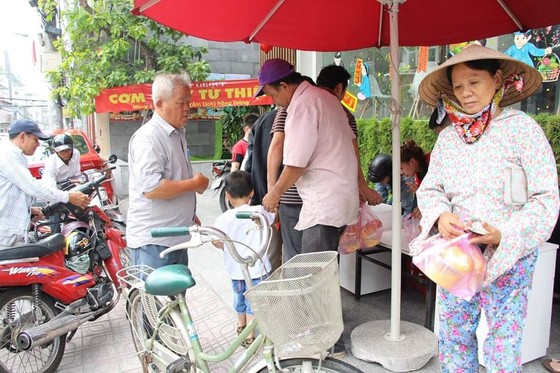 Ấm lòng những suất cơm từ thiện ngày rằm ảnh 1