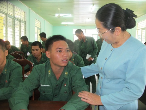 Đoàn lãnh đạo TPHCM thăm, động viên chiến sĩ mới tại Tây Ninh ảnh 3