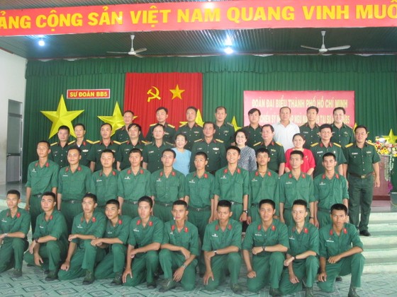 Đoàn lãnh đạo TPHCM thăm, động viên chiến sĩ mới tại Tây Ninh ảnh 4