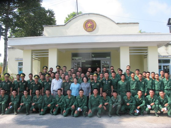 Đoàn lãnh đạo TPHCM thăm, động viên chiến sĩ mới tại Tây Ninh ảnh 1
