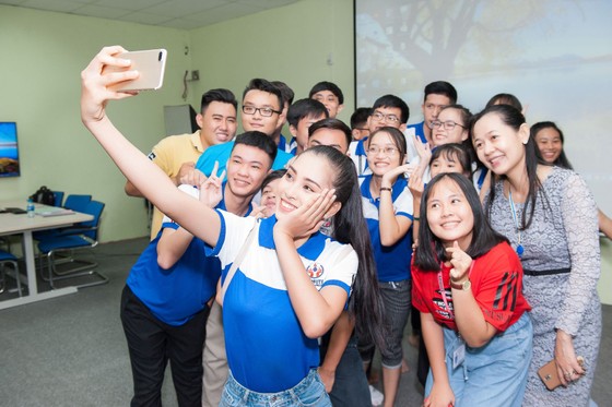 Hoa hậu Tiểu Vy về trường, tham gia buổi học đầu tiên ảnh 6