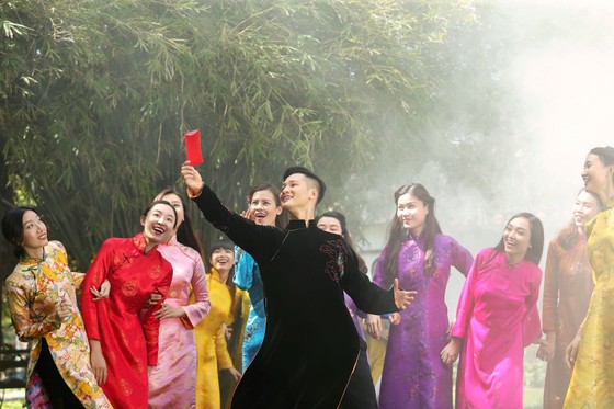 "Ly rượu mừng" của Đức Tuấn là MV xuân 2019 đầu tiên cán mốc triệu view ảnh 1