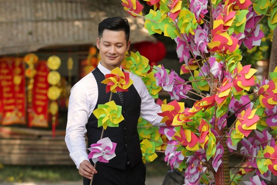 "Ly rượu mừng" của Đức Tuấn là MV xuân 2019 đầu tiên cán mốc triệu view ảnh 2