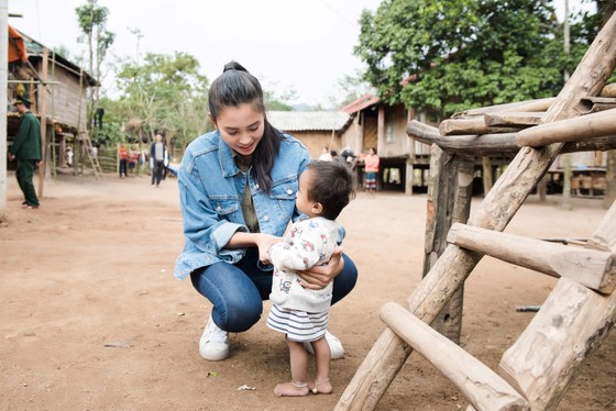 Hoa hậu Tiểu Vy trở lại thăm bà con bản Nịu ảnh 2
