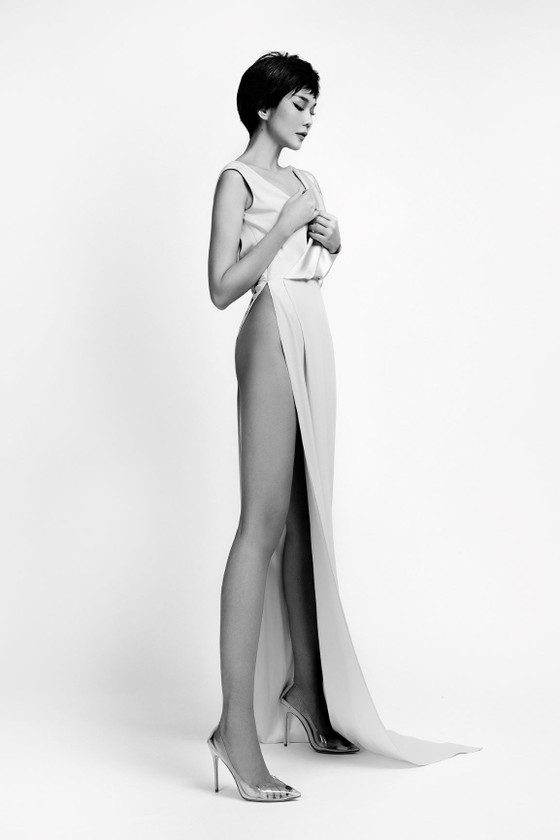 Thanh Hằng khoe trọn đôi chân 1m2 trong BST sẽ trình diễn tại New York Fashion Week của Công Trí ảnh 5