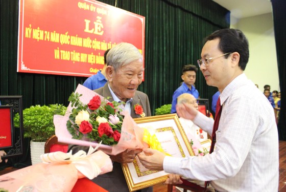 Quận 7 trao huy hiệu Đảng cho 132 đồng chí ảnh 1