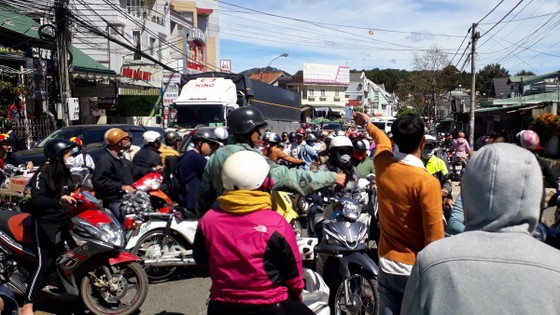 Hi hữu: Đà Lạt kẹt xe 30 phút trong ngày thường ảnh 2
