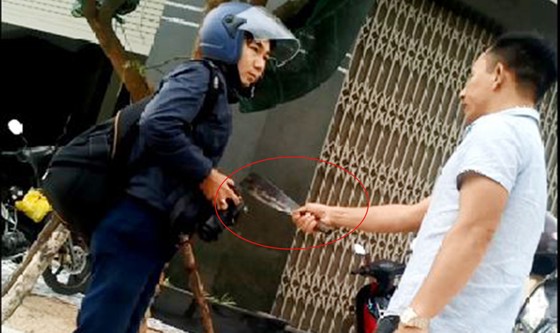 Đối tượng cầm dao dọa giết phóng viên tiếp tục có biểu hiện dọa trả thù ảnh 1