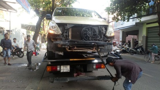 Tông vào nhà dân, xe ô tô 7 chỗ nhanh chóng rời khỏi hiện trường ảnh 1