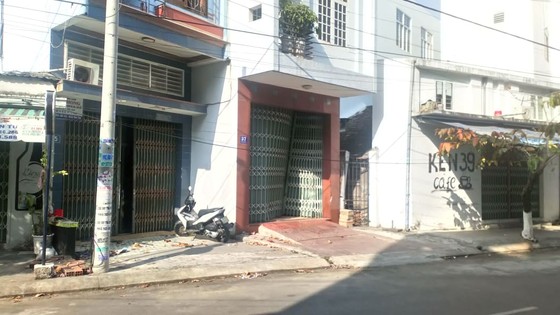 Tông vào nhà dân, xe ô tô 7 chỗ nhanh chóng rời khỏi hiện trường ảnh 3