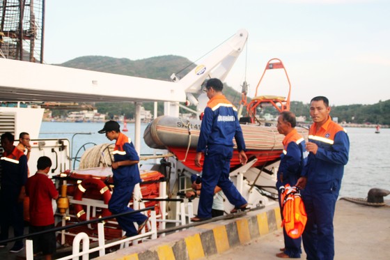 Cận cảnh tàu SAR vượt biển cứu 49 ngư dân bị ngộ độc nguy cấp trên biển ảnh 3