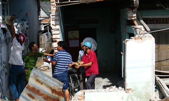 Xe đầu kéo tông sập nhà, cả gia đình đang ngủ bị thương nặng ảnh 4