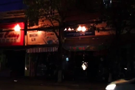 Trụ điện bốc cháy, nổ như pháo tại TP Quy Nhơn ảnh 1