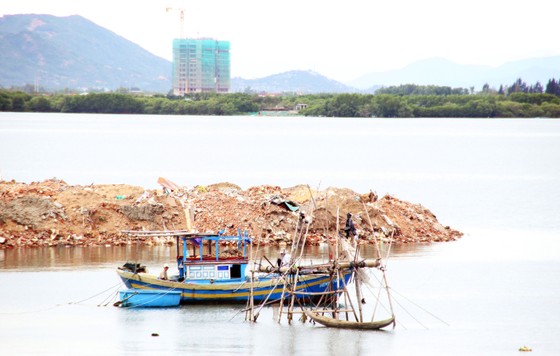 Doanh nghiệp xăng dầu “làm càn” trên đầm Thị Nại ảnh 2