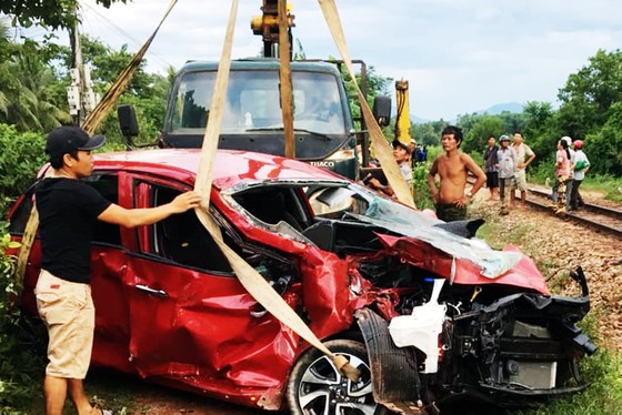 Ô tô bị đoàn tàu tông bẹp dúm vì cố băng qua đường sắt ảnh 1