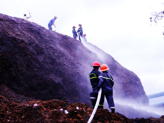 Cháy lớn tại bãi dăm gỗ trị giá trên 100 tỷ đồng ảnh 1