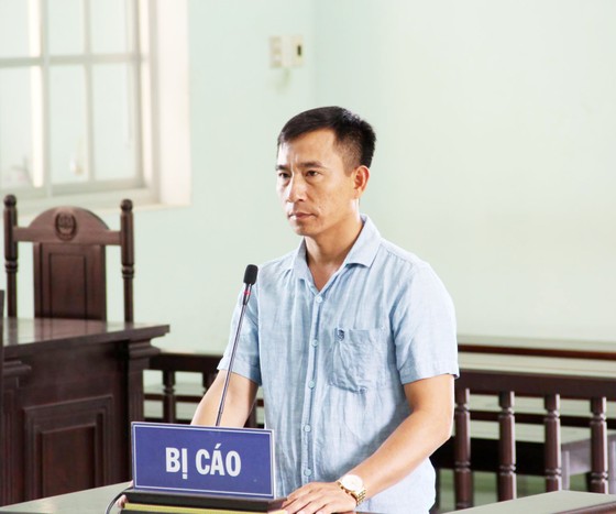 Vụ chủ xe ben cầm dao dọa giết phóng viên tại Bình Định: Thành khẩn nhận lỗi, bị cáo được hưởng 6 tháng tù treo ảnh 1