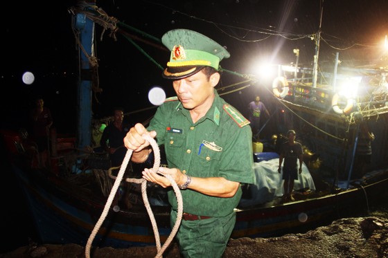 Tàu cá trên 1 tỷ bị sóng biển nhận chìm, 10 ngư dân thoát chết nhờ can nhựa... ảnh 2