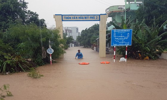 Lũ gây ngập diện rộng ở Phú Yên, nhiều công trình giao thông bị tàn phá nặng nề ảnh 3