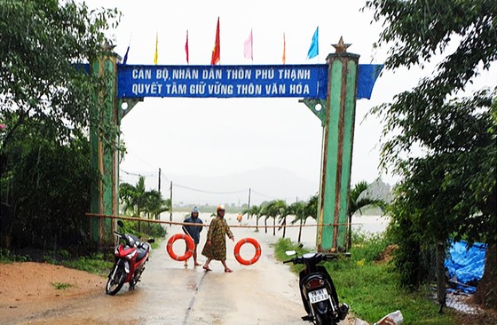 Lũ gây ngập diện rộng ở Phú Yên, nhiều công trình giao thông bị tàn phá nặng nề ảnh 10