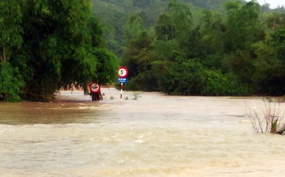 Lũ gây ngập diện rộng ở Phú Yên, nhiều công trình giao thông bị tàn phá nặng nề ảnh 4