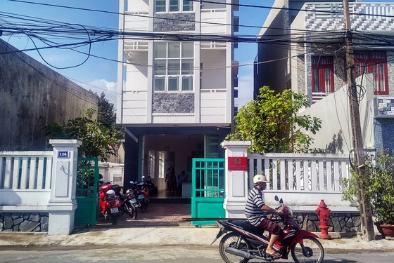 Đình chỉ phó công an phường đạp nhân chứng tại trụ sở ảnh 1