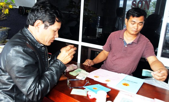 Nhân viên nhà xe trả lại 1,2 cây vàng và 250 triệu đồng cho hành khách bỏ quên ảnh 1