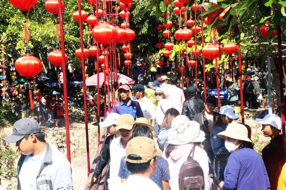 Dòng người đổ về chiêm ngưỡng tượng Phật ngồi cao nhất Đông Nam Á ảnh 9
