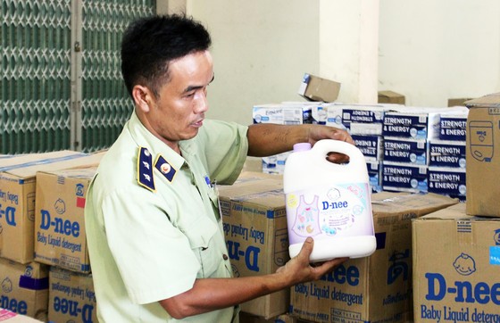 Chặn 2 tấn hàng giả trên 1 tỷ đồng đang “tuồn” vào TP HCM ảnh 3