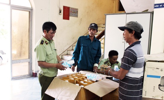 Chặn 2 tấn hàng giả trên 1 tỷ đồng đang “tuồn” vào TP HCM ảnh 1