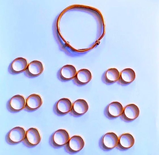Gần 3 cây vàng vô chủ nhặt trong đống lúa được chia như thế nào? ảnh 2