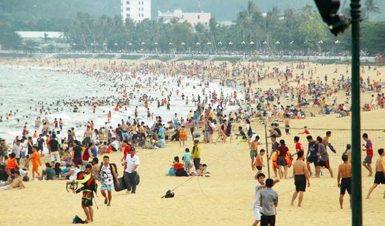 Hàng vạn người ùn ùn đổ đến khiến bãi tắm Quy Nhơn "ngột thở" ảnh 1