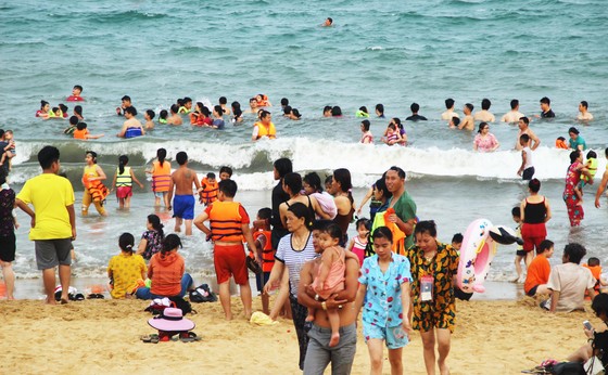 Hàng vạn người ùn ùn đổ đến khiến bãi tắm Quy Nhơn "ngột thở" ảnh 4