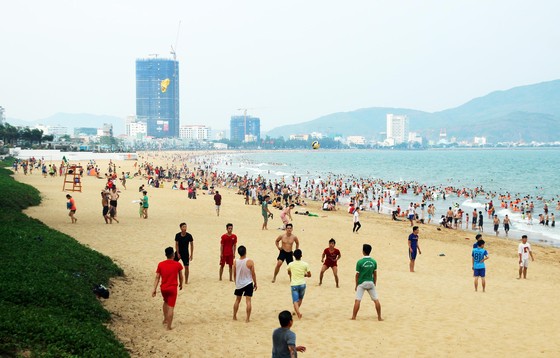 Hàng vạn người ùn ùn đổ đến khiến bãi tắm Quy Nhơn "ngột thở" ảnh 7