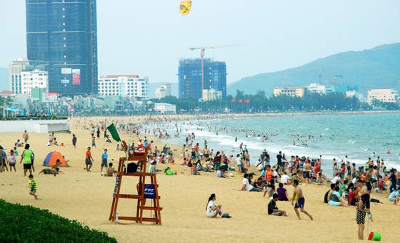 Hàng vạn người ùn ùn đổ đến khiến bãi tắm Quy Nhơn "ngột thở" ảnh 2