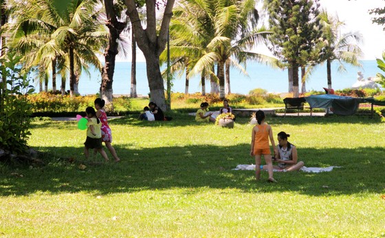 Bị cắt điện cả ngày, người dân phố biển Quy Nhơn tìm chỗ tránh nắng ảnh 7