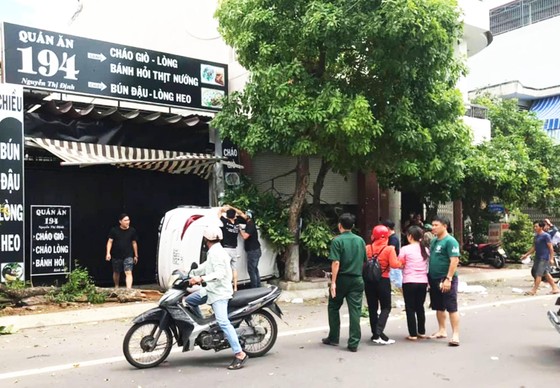 Ô tô bất ngờ lao lên vỉa hè, 2 người thương vong ảnh 2