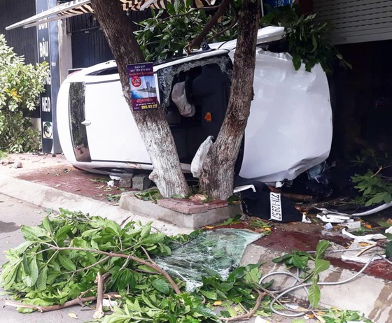 Ô tô bất ngờ lao lên vỉa hè, 2 người thương vong ảnh 1