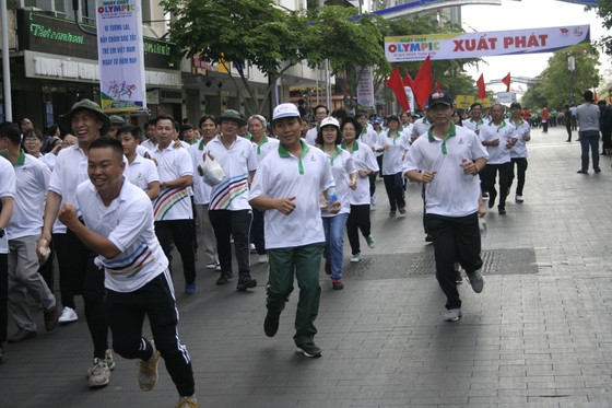 Người dân TPHCM hào hứng tham gia Ngày chạy Olympic vì sức khỏe toàn dân 2018 ảnh 1