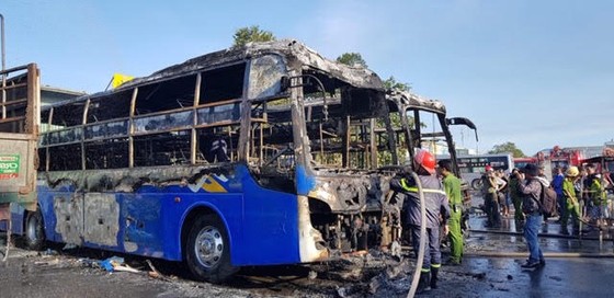 Cháy hai xe giường nằm không rõ nguyên nhân ảnh 1