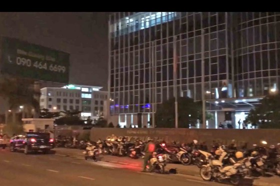 Hàng trăm người mua đất bao vây trụ sở công ty bất động sản ảnh 4
